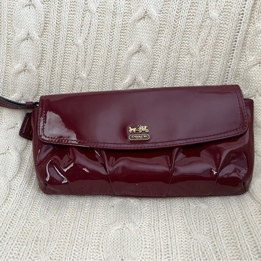 ♥️ Authentic Coach Patent Leather Wristlet ♥️